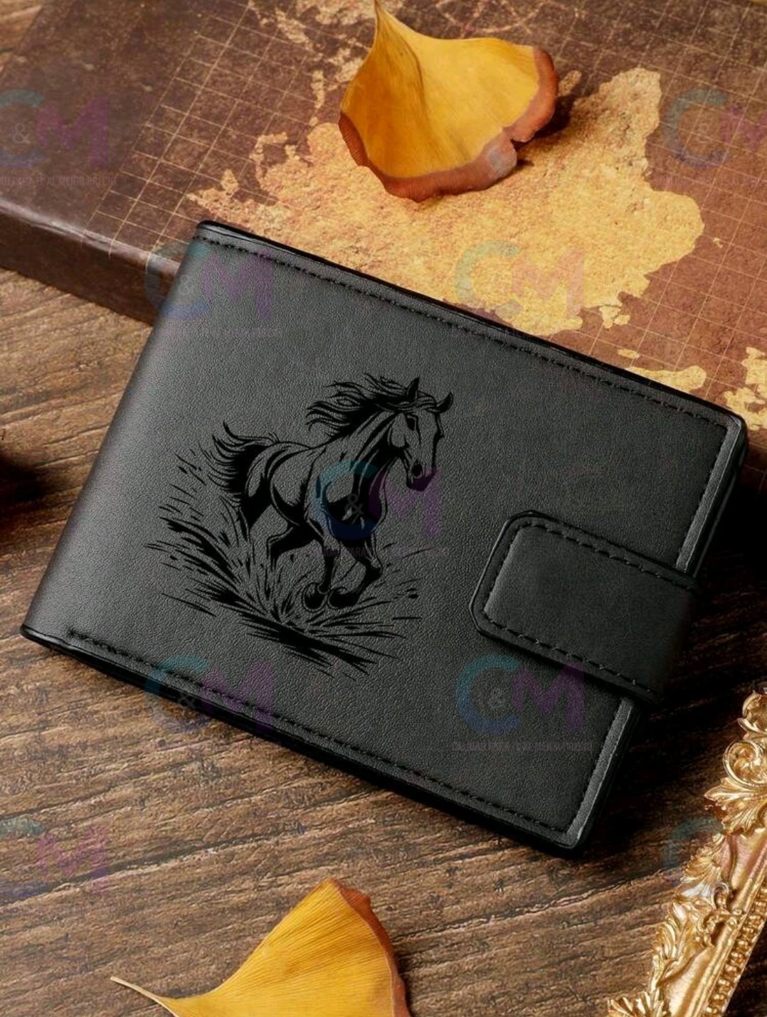BILLETERA  COLOR NEGRA DE PIEL SINTETICA CON DISEÑO DE CABALLO ALA MODA 